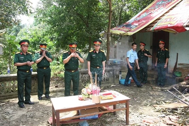 Ảnh đặc biệt tướng lĩnh quân đội thị sát hiện trường trực thăng rơi ảnh 10