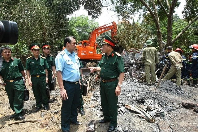 Ảnh đặc biệt tướng lĩnh quân đội thị sát hiện trường trực thăng rơi ảnh 6