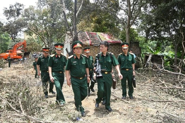 Ảnh đặc biệt tướng lĩnh quân đội thị sát hiện trường trực thăng rơi ảnh 15