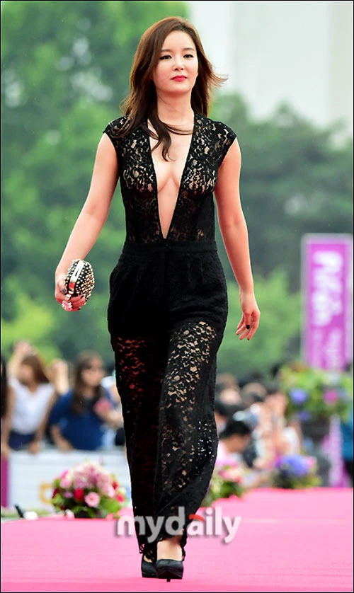 Kiều nữ “mặc như không” để PR phim ảnh 7