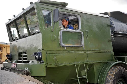 Cơ động ra vị trí huấn luyện. Thực hành trên xe nạp đạn tên lửa. Xe bệ phóng tên lửa vào vị trí thực hành nạp đạn. Chuẩn bị nạp đạn. Phân đội trưởng giao nhiệm vụ cho kíp chiến đấu. Trắc thủ tên lửa cơ động vào vị trí. Kíp chiến đấu thực hiện kiểm tra tên lửa sau khi nạp đạn. Sẵn sàng cơ động thực hiện nhiệm vụ. Kiểm tra, bảo dưỡng khí tài sau giờ huấn luyện.