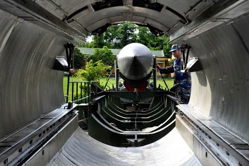 Cơ động ra vị trí huấn luyện. Thực hành trên xe nạp đạn tên lửa. Xe bệ phóng tên lửa vào vị trí thực hành nạp đạn. Chuẩn bị nạp đạn. Phân đội trưởng giao nhiệm vụ cho kíp chiến đấu. Trắc thủ tên lửa cơ động vào vị trí. Kíp chiến đấu thực hiện kiểm tra tên lửa sau khi nạp đạn. Sẵn sàng cơ động thực hiện nhiệm vụ. Kiểm tra, bảo dưỡng khí tài sau giờ huấn luyện.