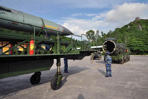Xe bệ phóng tên lửa vào vị trí thực hành nạp đạn.