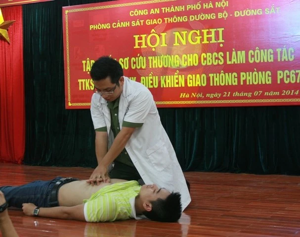 CSGT Hà Nội học cách xử lý chuyển dạ, đẻ rơi ảnh 1