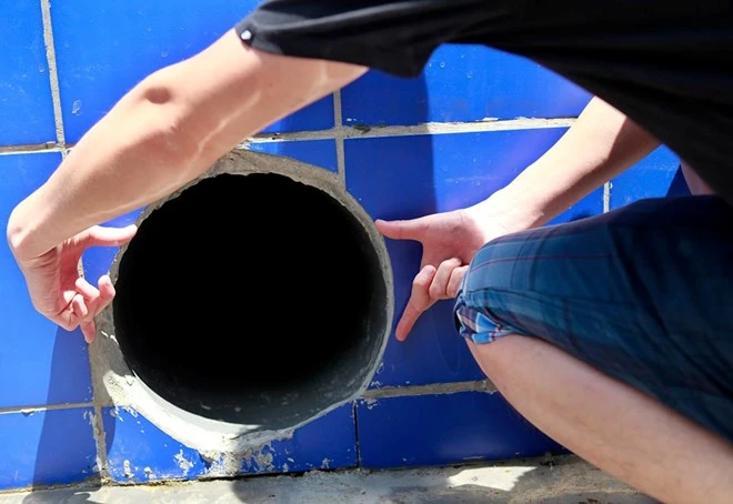 Học sinh 12 tuổi chết ngạt do bị cuốn vào ống thoát bể bơi ảnh 1