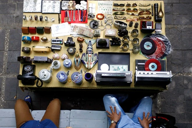 Anh Trần Khắc Dũng, chủ quán cà phê Văn Minh cũng là người sáng lập “sàn giao dịch ve chai” độc đáo này cho biết, phiên chợ ve chai được anh và cộng sự lập ra năm 2009, trải qua nhiều biến cố, gần đây phiên chợ này mới giao dịch 