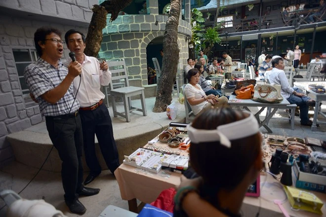 Đặc biệt giữa chợ có 1 sân khẩu nhỏ dành cho mọi người hát với nhau . thỉnh thoảng cao hứng ông chủ Cao Minh cũng lên gióp vui.