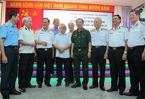 Đô đốc Nguyễn Văn Hiến và các đại biểu trao đổi bên lề hội thảo.