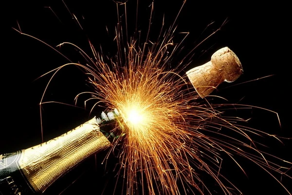 Trùm bất động sản Hong Kong tử vong do nút chai sâm-panh... bắn vào đầu