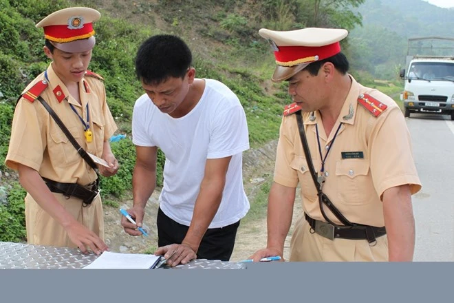 Mức phạt ô tô sai làn đường, chuyển hướng và quay đầu xe ảnh 1