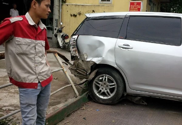 Xe “điên” đâm liên hoàn, 3 người nguy kịch ảnh 3