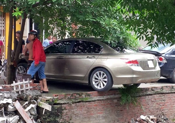 Xe “điên” đâm liên hoàn, 3 người nguy kịch ảnh 2