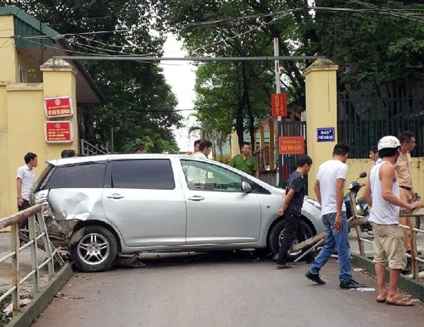 Xe “điên” đâm liên hoàn, 3 người nguy kịch ảnh 1