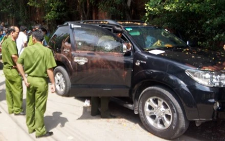 Khám nghiệm hiện trường ông Tú và bà Thời chết trong ôtô có nhiều vết đạn. Ảnh: Nguyệt Triều