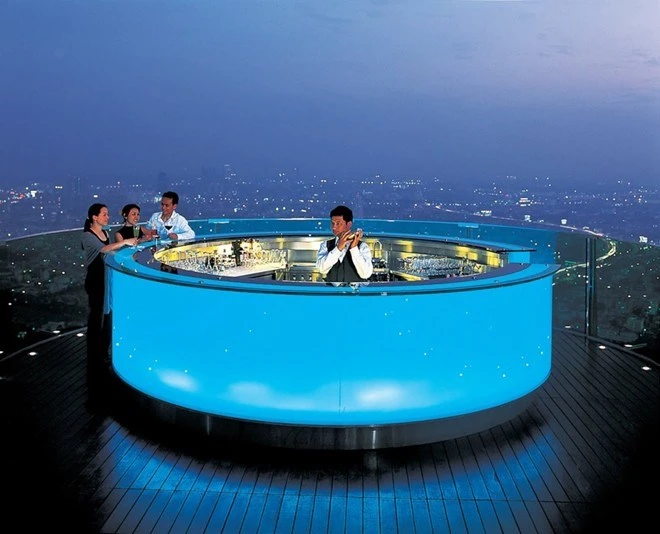 10. Sky Bar, Bangkok. Sky Bar tọa lạc trên sân thượng của Lebua at State Tower – tòa nhà cao 63 tầng trên đường phố nhộn nhịp của Bangkok, Thái Lan. Nhâm nhi cocktail thơm ngon ở đây, và chiêm ngưỡng khung cảnh nhộn nhịp phía dưới là một trải nghiệm rất thú vị.