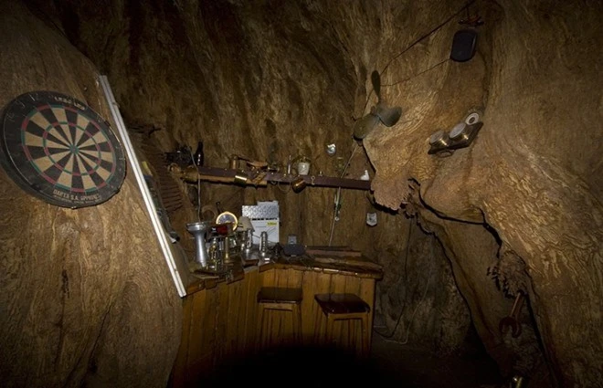 11. Sunland Pub, Nam Phi. Một cây bao báp với tên gọi là Sunland, hơn 6.000 năm tuổi ở Nam Phi với kích thước khổng lồ của mình đã được sử dụng để mở một quán bar ở phía bên trong thân cây rỗng của mình. Quán bar đặc biệt này được mở cửa từ năm 1933, và tối đa có thể phục vụ cùng một lúc được 15 khách hàng.