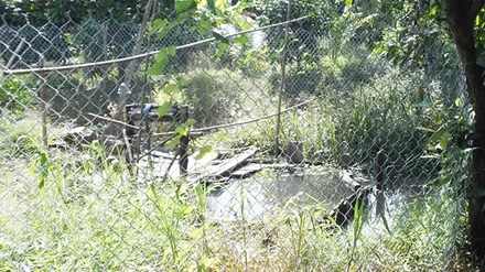 Ông Bùi Văn Bé chỉ tay vào khu vực bị rào chắn, được cho rằng là nơi có “kho báu” nằm sâu dưới lòng đất.