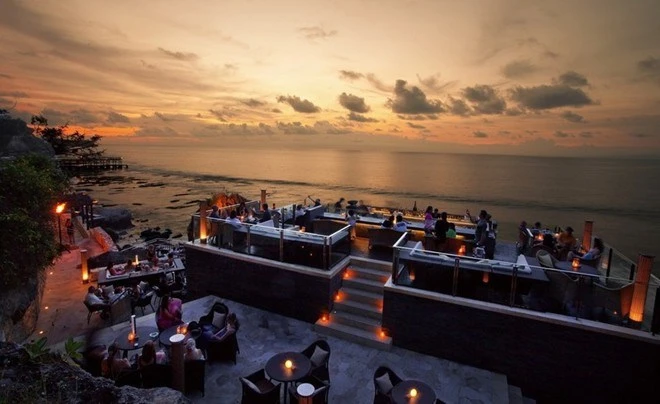 21. The Rock Bar, Bali, Indonesia. Từng được CNN bình chọn là bar bên bờ biển tốt nhất thế giới, The Rock Bar ở resort Ayana, Bali thu hút du khách bởi khung cảnh đẹp, những thức uống và món ăn thượng hạng.