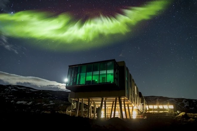4. Northern Lights Bar, Iceland. Quán bar được thiết kế với những tấm kính cực lớn, là nơi lý tưởng để bạn nhìn ngắm những hiện tượng tự nhiên thực sự ngoạn mục của Iceland.