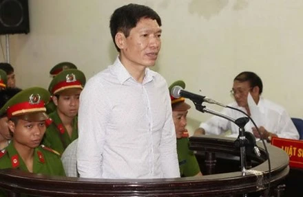 Bị cáo Dương Tự Trọng trước vành móng ngựa. (Ảnh: Doãn Tấn/TTXVN)