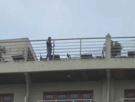 Nghẹt thở giải cứu thiếu phụ đòi tự tử ở khách sạn ảnh 3