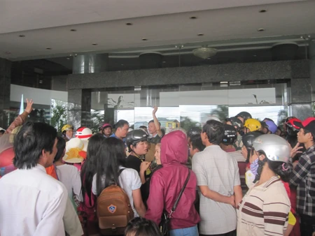 Nghẹt thở giải cứu thiếu phụ đòi tự tử ở khách sạn ảnh 8