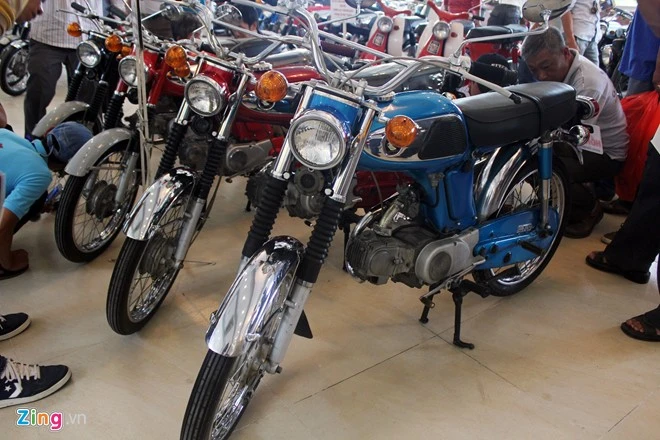 Mẫu Honda SS 50 với nhiều chi tiết còn nguyên bản được trưng bày ở vị trí trung tâm showroom. Chữ SS viết tắt của cụm từ supersport. Đây là mẫu xe dành cho nam, được sản xuất năm 1972. Xe có dung tích xi-lanh 49cc, 4 thì, 5 số. Dựa trên khung sườn mẫu xe sản xuất năm 1967, hãng xe Nhật Bản cho ra mắt kiểu dáng mới, sang trọng, lịch sự hơn.