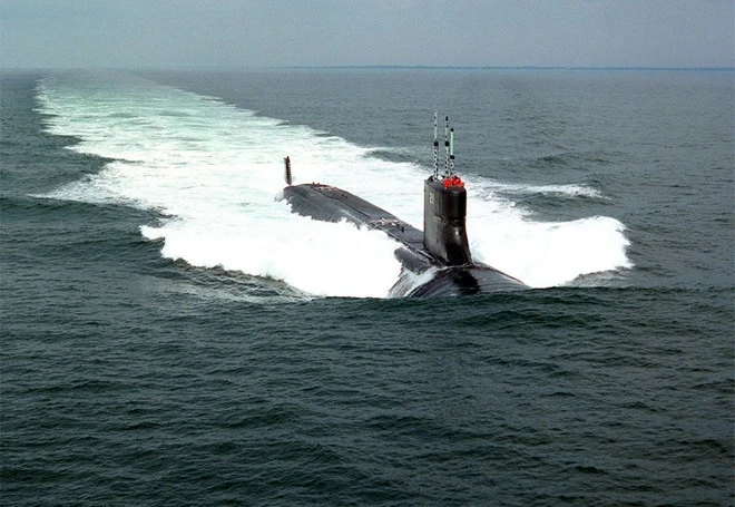 Seawolf là biến thể cao cấp của tàu ngầm lớp Los Angeles song do chi phí quá cao nên chỉ 3 chiếc được chế tạo. Seawolf được chế tạo để đối phó với mối đe dọa từ tàu ngầm tấn công hạt nhân lớp Akula, Typhoon của Liên Xô. Thân tàu được làm bằng thép cường độ cao HY-100 cho phép tàu hoạt động tới độ sâu 500 mét. Seawolf sử dụng động cơ bơm phun thay cho chân vịt giúp tàu hoạt động êm hơn. Ngoài ra, tàu còn được trang bị hệ thống điện tử tiên tiến biến nó thành sát thủ đáng sợ dưới nước. Tàu ngầm Seawolf có lượng giãn nước khi lặn 12.139 tấn, tốc độ tối đa khi lặn 35 hải lý/giờ. Tàu ngầm Seawolf được xem là một kiệt tác công nghệ chiến tranh dưới nước của Mỹ cũng như của thế giới. Ảnh: Military-today