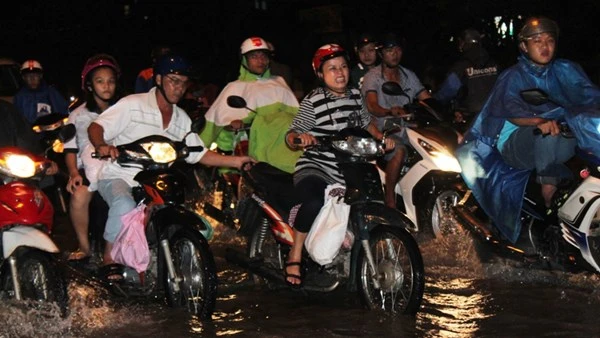 Đường Sài Gòn ngập nặng, giao thông hỗn loạn ảnh 1