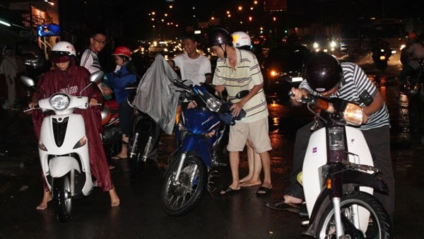 Đường Sài Gòn ngập nặng, giao thông hỗn loạn ảnh 3