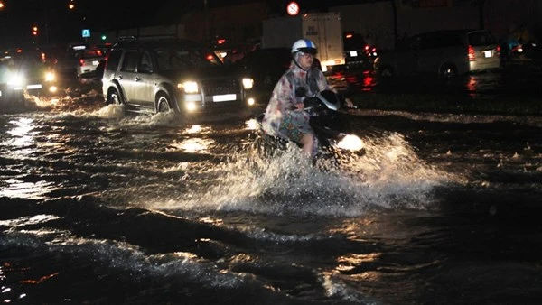 Đường Sài Gòn ngập nặng, giao thông hỗn loạn ảnh 6