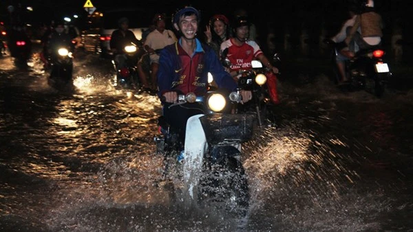 Đường Sài Gòn ngập nặng, giao thông hỗn loạn ảnh 7