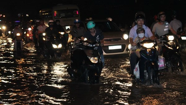 Đường Sài Gòn ngập nặng, giao thông hỗn loạn ảnh 8