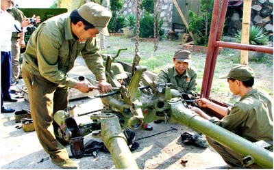 Cán bộ, công nhân Nhà máy Z133 sửa chữa vũ khí, trang bị trên đảo.