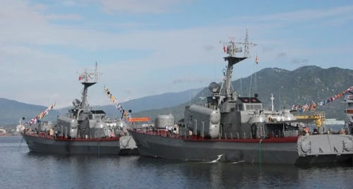 Trên Quân cảng Cam Ranh, ngay từ sáng sớm, các thủy thủ đã thức dậy để chuẩn bị cho một ngày làm việc. Các tàu chiến đều hướng mũi ra biển, sẵn sàng ra khơi thực hiện nhiệm vụ bảo vệ chủ quyền biển đảo thiêng liêng của Tổ quốc. Tàu Đinh Tiên Hoàng nhẹ nhàng rẽ sóng lướt ra khỏi vị trí neo đậu và hú ba hồi còi hùng tráng, chào đất liền đi thực hiện nhiệm vụ. Tàu Đinh Tiên Hoàng đè sóng, dẫn đầu đội hình biên đội hướng ra biển Đông. Sân đỗ trực thăng được bố trí ở mặt boong phía sau của Tàu Đinh Tiên Hoàng luôn sẵn sàng đón nhận các loại trực thăng săn ngầm: AK 28, AK 32, thủy phi cơ DHC-6 của Không quân Hải quân cùng phối hợp thực hiện nhiệm vụ bảo vệ chủ quyền biển đảo thiêng liêng của Tổ quốc. Chỉ huy và các trưởng ngành trên Tàu Đinh Tiên Hoàng nhận định tình hình, xác định các mục tiêu trên biển mà hệ thống ra-đa trên tàu phát hiện được. Các thủy thủ chăm chú quan sát, sử dụng thành thục hải đồ điện tử, điều khiển tàu đi đúng hành trình và đến đúng vị trí phối hợp huấn luyện. Chiến sĩ trực bên súng máy phòng không luôn tăng cường quan sát bầu trời, sẵn sàng chờ lệnh chỉ huy. Trong phòng điều hành máy tàu, chỉ huy ngành và các nhân viên chăm chú quan sát, nắm chắc tình trạng kỹ thuật của các máy tàu. Họ sẵn sàng xử lý các tình huống đột xuất có thể xảy ra. Một thủy thủ túc trực bên tiếng máy tàu ở hầm máy. Kết thúc huấn luyện trên biển, khi trở về cảng, các thủy thủ lại lau dọn thân tàu sạch bóng.