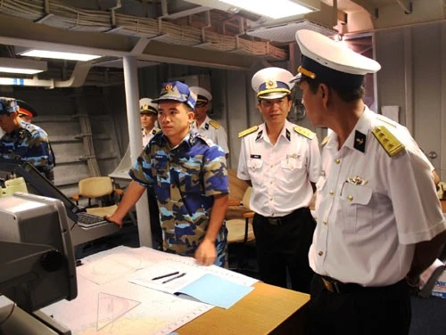 Trên Quân cảng Cam Ranh, ngay từ sáng sớm, các thủy thủ đã thức dậy để chuẩn bị cho một ngày làm việc. Các tàu chiến đều hướng mũi ra biển, sẵn sàng ra khơi thực hiện nhiệm vụ bảo vệ chủ quyền biển đảo thiêng liêng của Tổ quốc. Tàu Đinh Tiên Hoàng nhẹ nhàng rẽ sóng lướt ra khỏi vị trí neo đậu và hú ba hồi còi hùng tráng, chào đất liền đi thực hiện nhiệm vụ. Tàu Đinh Tiên Hoàng đè sóng, dẫn đầu đội hình biên đội hướng ra biển Đông. Sân đỗ trực thăng được bố trí ở mặt boong phía sau của Tàu Đinh Tiên Hoàng luôn sẵn sàng đón nhận các loại trực thăng săn ngầm: AK 28, AK 32, thủy phi cơ DHC-6 của Không quân Hải quân cùng phối hợp thực hiện nhiệm vụ bảo vệ chủ quyền biển đảo thiêng liêng của Tổ quốc. Chỉ huy và các trưởng ngành trên Tàu Đinh Tiên Hoàng nhận định tình hình, xác định các mục tiêu trên biển mà hệ thống ra-đa trên tàu phát hiện được. Các thủy thủ chăm chú quan sát, sử dụng thành thục hải đồ điện tử, điều khiển tàu đi đúng hành trình và đến đúng vị trí phối hợp huấn luyện. Chiến sĩ trực bên súng máy phòng không luôn tăng cường quan sát bầu trời, sẵn sàng chờ lệnh chỉ huy. Trong phòng điều hành máy tàu, chỉ huy ngành và các nhân viên chăm chú quan sát, nắm chắc tình trạng kỹ thuật của các máy tàu. Họ sẵn sàng xử lý các tình huống đột xuất có thể xảy ra. Một thủy thủ túc trực bên tiếng máy tàu ở hầm máy. Kết thúc huấn luyện trên biển, khi trở về cảng, các thủy thủ lại lau dọn thân tàu sạch bóng.