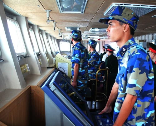 Trên Quân cảng Cam Ranh, ngay từ sáng sớm, các thủy thủ đã thức dậy để chuẩn bị cho một ngày làm việc. Các tàu chiến đều hướng mũi ra biển, sẵn sàng ra khơi thực hiện nhiệm vụ bảo vệ chủ quyền biển đảo thiêng liêng của Tổ quốc. Tàu Đinh Tiên Hoàng nhẹ nhàng rẽ sóng lướt ra khỏi vị trí neo đậu và hú ba hồi còi hùng tráng, chào đất liền đi thực hiện nhiệm vụ. Tàu Đinh Tiên Hoàng đè sóng, dẫn đầu đội hình biên đội hướng ra biển Đông. Sân đỗ trực thăng được bố trí ở mặt boong phía sau của Tàu Đinh Tiên Hoàng luôn sẵn sàng đón nhận các loại trực thăng săn ngầm: AK 28, AK 32, thủy phi cơ DHC-6 của Không quân Hải quân cùng phối hợp thực hiện nhiệm vụ bảo vệ chủ quyền biển đảo thiêng liêng của Tổ quốc. Chỉ huy và các trưởng ngành trên Tàu Đinh Tiên Hoàng nhận định tình hình, xác định các mục tiêu trên biển mà hệ thống ra-đa trên tàu phát hiện được. Các thủy thủ chăm chú quan sát, sử dụng thành thục hải đồ điện tử, điều khiển tàu đi đúng hành trình và đến đúng vị trí phối hợp huấn luyện. Chiến sĩ trực bên súng máy phòng không luôn tăng cường quan sát bầu trời, sẵn sàng chờ lệnh chỉ huy. Trong phòng điều hành máy tàu, chỉ huy ngành và các nhân viên chăm chú quan sát, nắm chắc tình trạng kỹ thuật của các máy tàu. Họ sẵn sàng xử lý các tình huống đột xuất có thể xảy ra. Một thủy thủ túc trực bên tiếng máy tàu ở hầm máy. Kết thúc huấn luyện trên biển, khi trở về cảng, các thủy thủ lại lau dọn thân tàu sạch bóng.