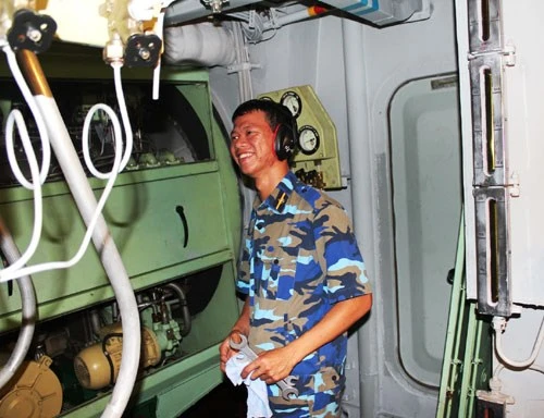 Trên Quân cảng Cam Ranh, ngay từ sáng sớm, các thủy thủ đã thức dậy để chuẩn bị cho một ngày làm việc. Các tàu chiến đều hướng mũi ra biển, sẵn sàng ra khơi thực hiện nhiệm vụ bảo vệ chủ quyền biển đảo thiêng liêng của Tổ quốc. Tàu Đinh Tiên Hoàng nhẹ nhàng rẽ sóng lướt ra khỏi vị trí neo đậu và hú ba hồi còi hùng tráng, chào đất liền đi thực hiện nhiệm vụ. Tàu Đinh Tiên Hoàng đè sóng, dẫn đầu đội hình biên đội hướng ra biển Đông. Sân đỗ trực thăng được bố trí ở mặt boong phía sau của Tàu Đinh Tiên Hoàng luôn sẵn sàng đón nhận các loại trực thăng săn ngầm: AK 28, AK 32, thủy phi cơ DHC-6 của Không quân Hải quân cùng phối hợp thực hiện nhiệm vụ bảo vệ chủ quyền biển đảo thiêng liêng của Tổ quốc. Chỉ huy và các trưởng ngành trên Tàu Đinh Tiên Hoàng nhận định tình hình, xác định các mục tiêu trên biển mà hệ thống ra-đa trên tàu phát hiện được. Các thủy thủ chăm chú quan sát, sử dụng thành thục hải đồ điện tử, điều khiển tàu đi đúng hành trình và đến đúng vị trí phối hợp huấn luyện. Chiến sĩ trực bên súng máy phòng không luôn tăng cường quan sát bầu trời, sẵn sàng chờ lệnh chỉ huy. Trong phòng điều hành máy tàu, chỉ huy ngành và các nhân viên chăm chú quan sát, nắm chắc tình trạng kỹ thuật của các máy tàu. Họ sẵn sàng xử lý các tình huống đột xuất có thể xảy ra. Một thủy thủ túc trực bên tiếng máy tàu ở hầm máy. Kết thúc huấn luyện trên biển, khi trở về cảng, các thủy thủ lại lau dọn thân tàu sạch bóng.