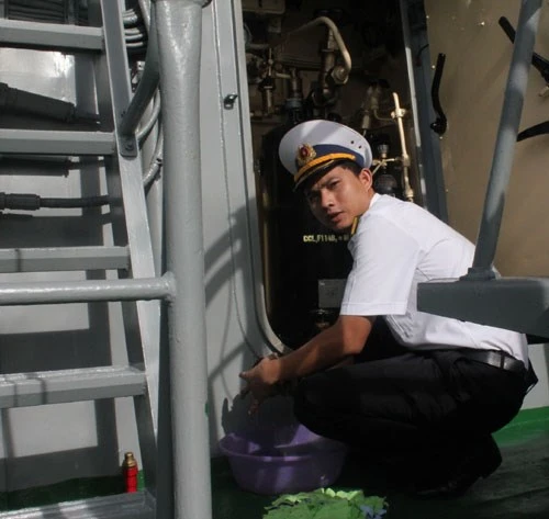 Trên Quân cảng Cam Ranh, ngay từ sáng sớm, các thủy thủ đã thức dậy để chuẩn bị cho một ngày làm việc. Các tàu chiến đều hướng mũi ra biển, sẵn sàng ra khơi thực hiện nhiệm vụ bảo vệ chủ quyền biển đảo thiêng liêng của Tổ quốc. Tàu Đinh Tiên Hoàng nhẹ nhàng rẽ sóng lướt ra khỏi vị trí neo đậu và hú ba hồi còi hùng tráng, chào đất liền đi thực hiện nhiệm vụ. Tàu Đinh Tiên Hoàng đè sóng, dẫn đầu đội hình biên đội hướng ra biển Đông. Sân đỗ trực thăng được bố trí ở mặt boong phía sau của Tàu Đinh Tiên Hoàng luôn sẵn sàng đón nhận các loại trực thăng săn ngầm: AK 28, AK 32, thủy phi cơ DHC-6 của Không quân Hải quân cùng phối hợp thực hiện nhiệm vụ bảo vệ chủ quyền biển đảo thiêng liêng của Tổ quốc. Chỉ huy và các trưởng ngành trên Tàu Đinh Tiên Hoàng nhận định tình hình, xác định các mục tiêu trên biển mà hệ thống ra-đa trên tàu phát hiện được. Các thủy thủ chăm chú quan sát, sử dụng thành thục hải đồ điện tử, điều khiển tàu đi đúng hành trình và đến đúng vị trí phối hợp huấn luyện. Chiến sĩ trực bên súng máy phòng không luôn tăng cường quan sát bầu trời, sẵn sàng chờ lệnh chỉ huy. Trong phòng điều hành máy tàu, chỉ huy ngành và các nhân viên chăm chú quan sát, nắm chắc tình trạng kỹ thuật của các máy tàu. Họ sẵn sàng xử lý các tình huống đột xuất có thể xảy ra. Một thủy thủ túc trực bên tiếng máy tàu ở hầm máy. Kết thúc huấn luyện trên biển, khi trở về cảng, các thủy thủ lại lau dọn thân tàu sạch bóng.