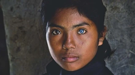 Cô bé này sinh sống tại làng gốm Bàu Trúc thuộc xã Phú Quý, huyện Ninh Phước. Em là Thạch Thị Sa Pa (14 tuổi, học sinh lớp 8), con của một cặp vợ chồng người Chăm. Có lúc đôi mắt em ánh lên vẻ u buồn sâu thẳm của người Chăm luôn mang một nổi niềm uẩn khuấ