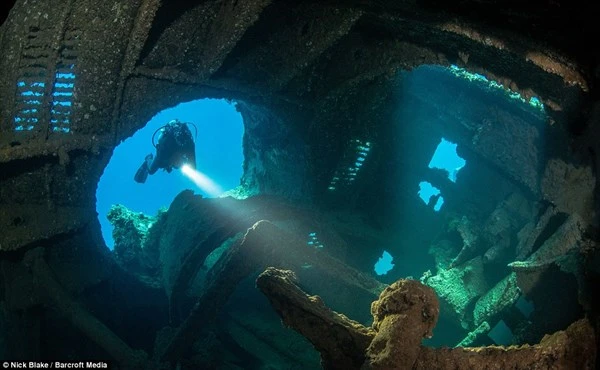 Rợn người nghĩa địa máy bay, tàu chiến dưới đáy biển sâu ảnh 3