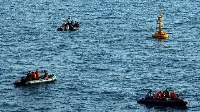 Tạm dừng trục vớt thân máy bay AirAsia ảnh 1