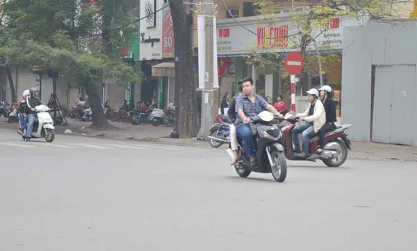 Nhiều người dân vi phạm giao thông dịp Tết ảnh 9