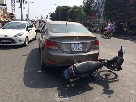 Xe ô tô của nữ tài xế tông xe của lực lượng làm nhiệm vụ - Ảnh: Mai Trâm (Thanh Niên).