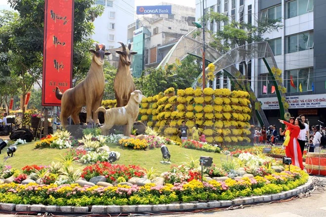 Thủ tướng thăm Đường hoa và đường sách TP Hồ Chí Minh ảnh 1