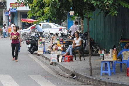 Thuốc lá lậu bày bán tràn lan quanh hồ Hoàn Kiếm, Hà Nội.