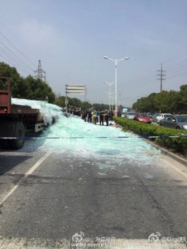  Trung Quốc: Thủy tinh tràn từ xe tải đè chết 3 người trên ô tô ảnh 3