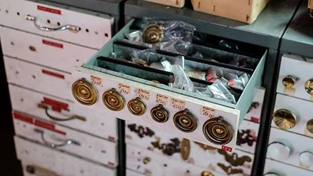 Một người thợ xây dựng trở thành triệu phú nhờ những thứ phế liệu được mua lại. Ảnh Telegraph.