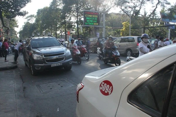 Đâm xe liên hoàn ở trung tâm Sài Gòn, giao thông kẹt cứng ảnh 3