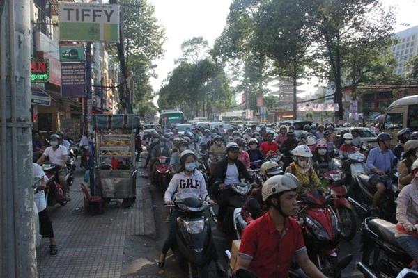 Đâm xe liên hoàn ở trung tâm Sài Gòn, giao thông kẹt cứng ảnh 4